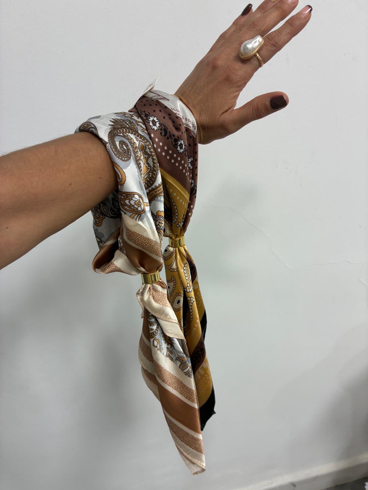 Pañuelo de Cuello Paisley con Adorno Dorado