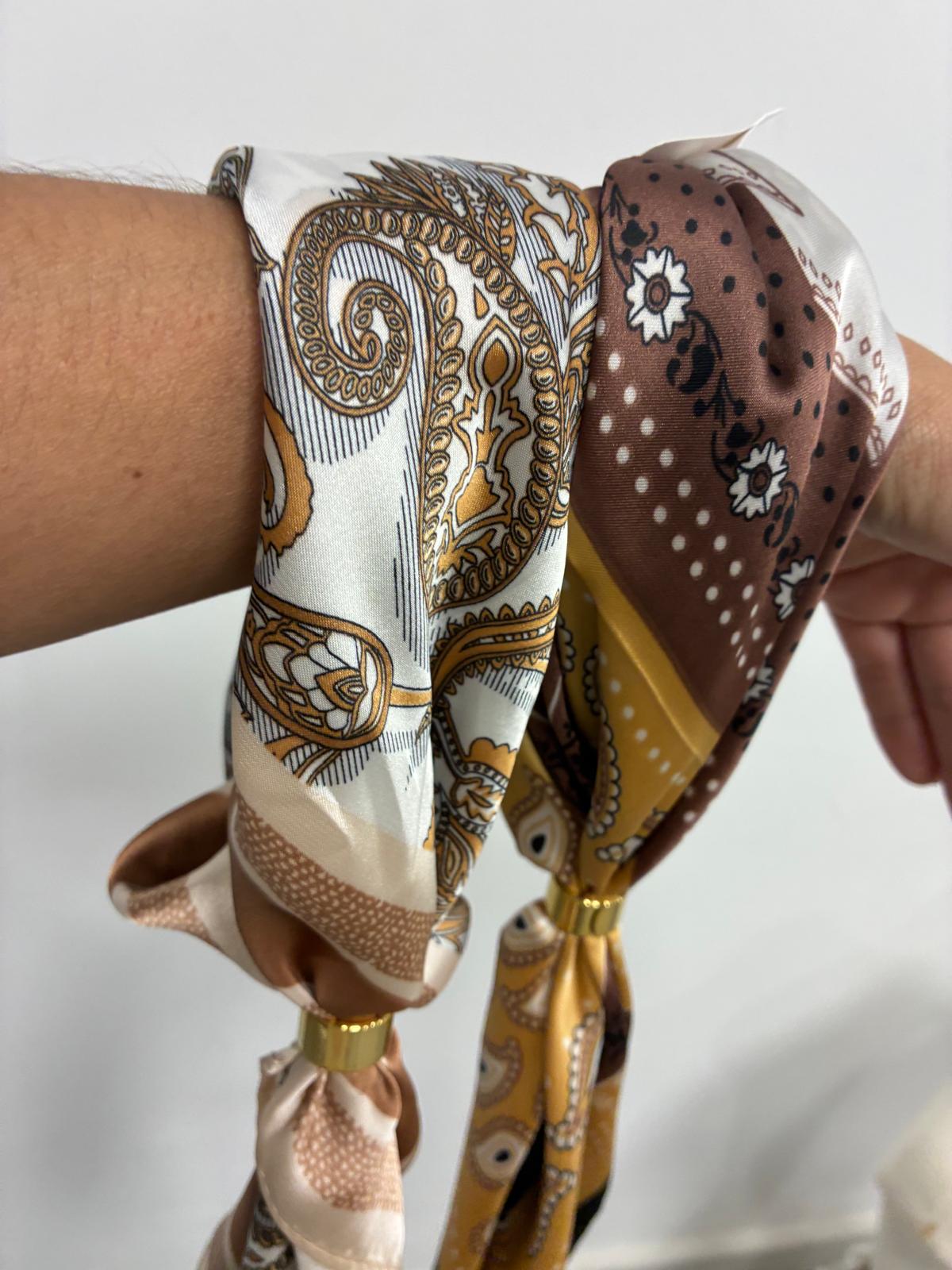 Pañuelo de Cuello Paisley con Adorno Dorado