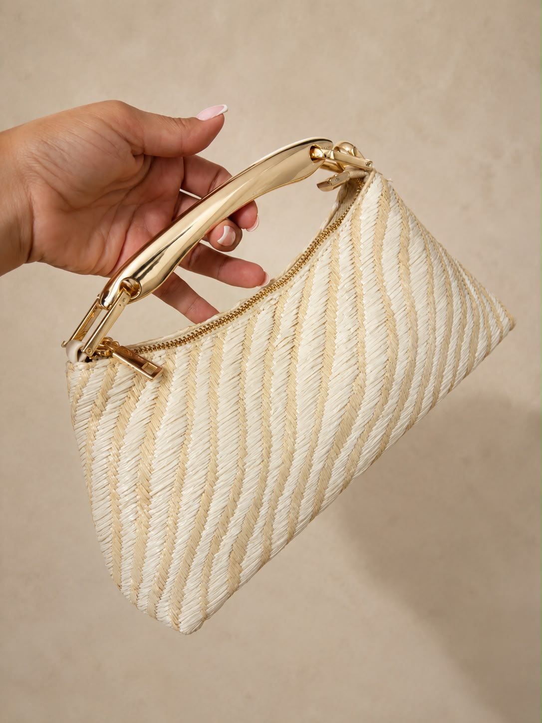 Bolso clutch rafia dorado crudo y bicolor negro