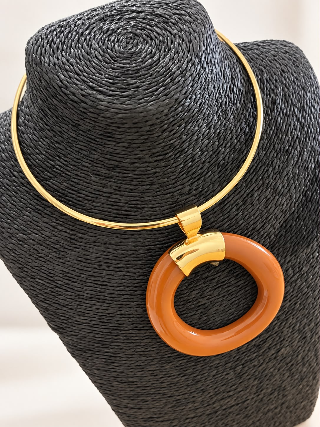 Collar Órbita de Resina
