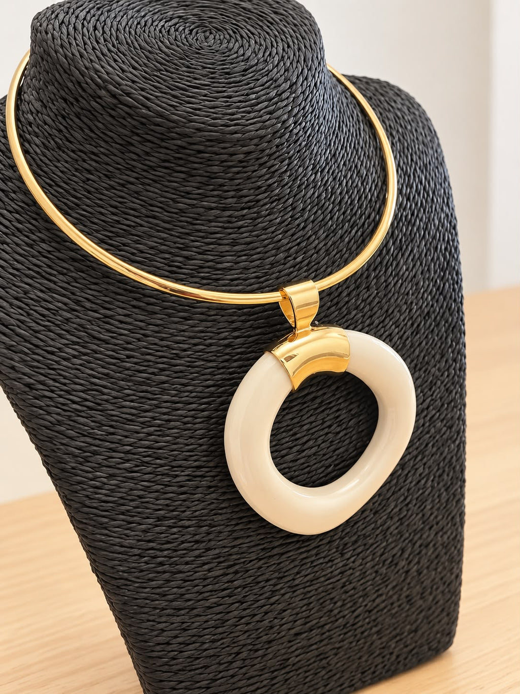 Collar Órbita de Resina