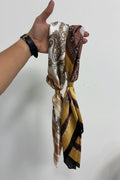 Pañuelo de Cuello Paisley con Adorno Dorado