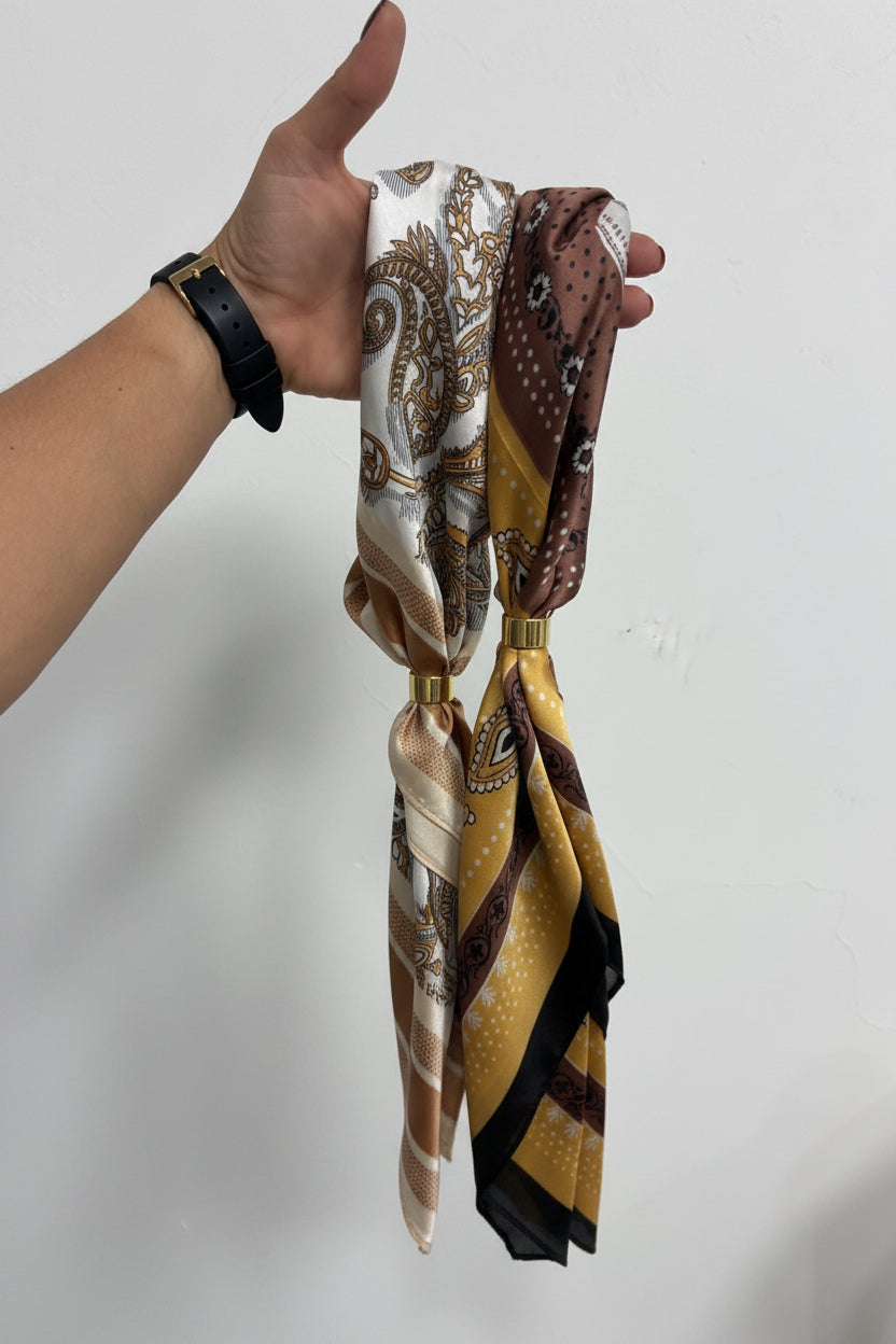Pañuelo de Cuello Paisley con Adorno Dorado