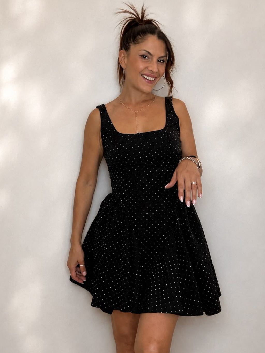 Vestido negro micro tachuelas plateadas frontal