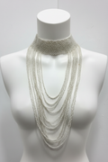 Collar multicapa de cuentas blancas