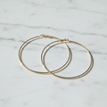 Pendientes aro dorados - imagen editorial