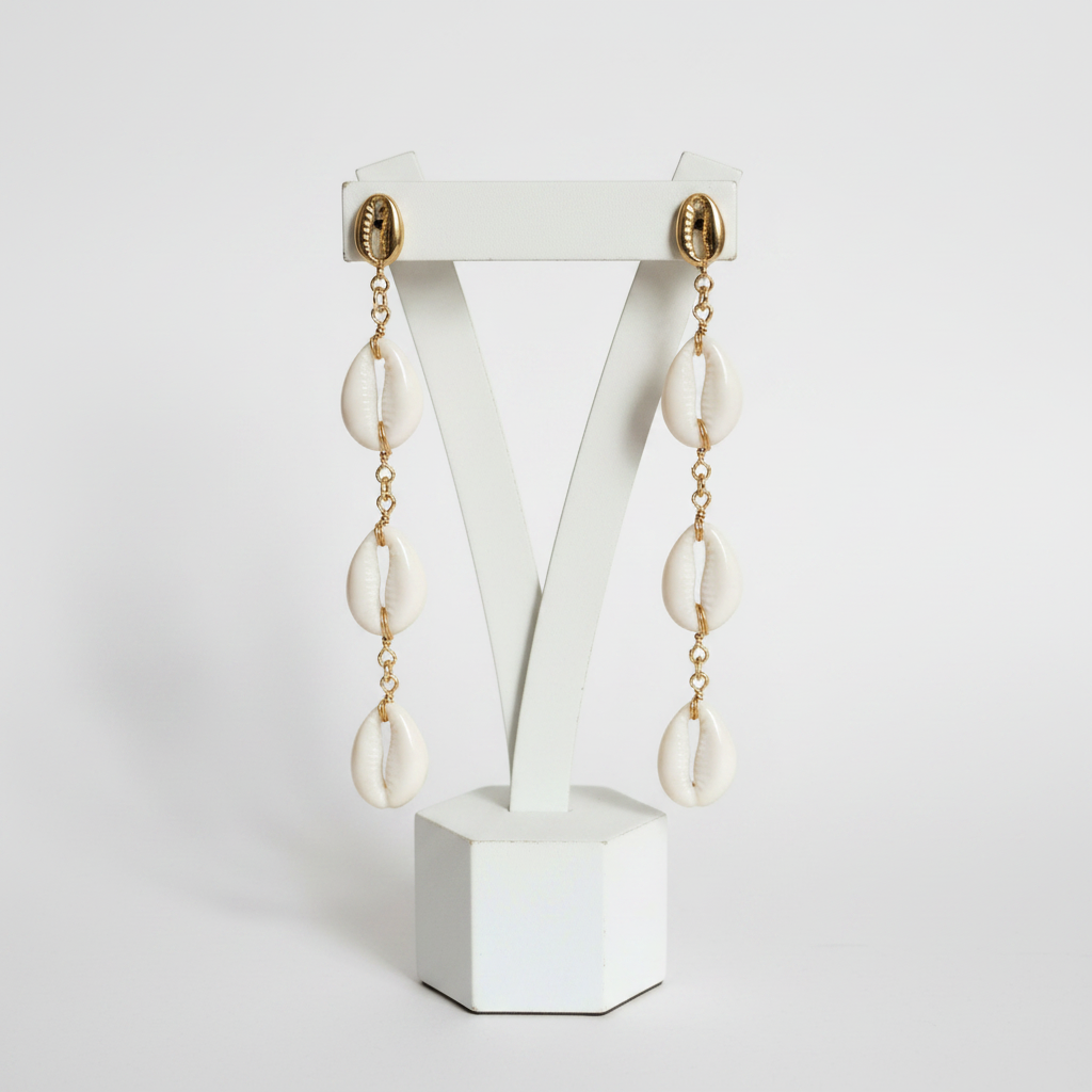 Pendientes Cauris Cadena Dorada - imagen editorial