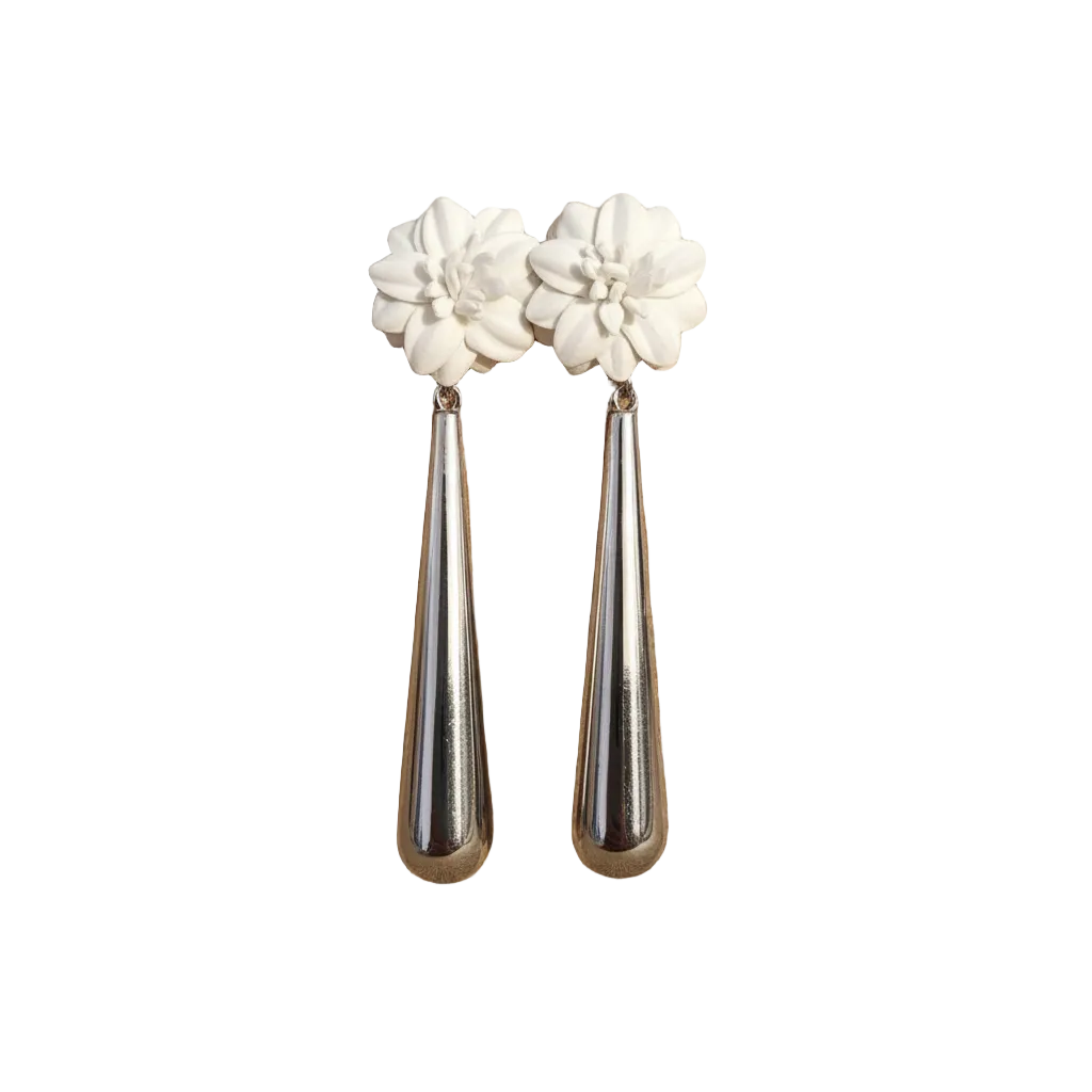 Pendientes Flor Blanca en expositor de rafia