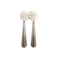 Pendientes Flor Blanca en expositor de rafia